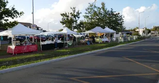 Marché St Georges des Coteaux vue rue 2