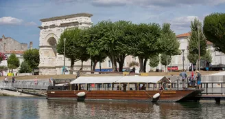 La gabare devant l'Arc de Germanicus