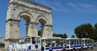 Petit train devant arc germanicus