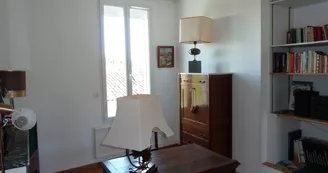 Appartement meublé pour 2 personnes centre ville, jardin et terrasse .