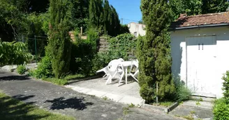 Appartement meublé pour 2 personnes centre ville, jardin et terrasse .