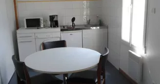 Appartement meublé pour 2 personnes centre ville, jardin et terrasse .