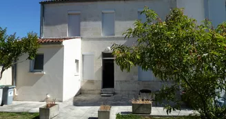 Appartement meublé pour 2 personnes centre ville, jardin et terrasse .