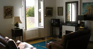 Appartement meublé pour 2 personnes centre ville, jardin et terrasse .