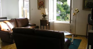 Appartement meublé pour 2 personnes centre ville, jardin et terrasse .