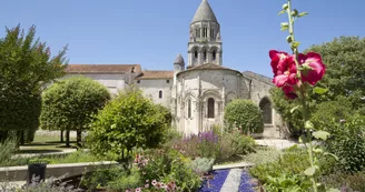 Abbaye aux Dames's garden