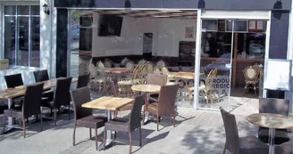 Terrasse avec tables et façade du restaurant